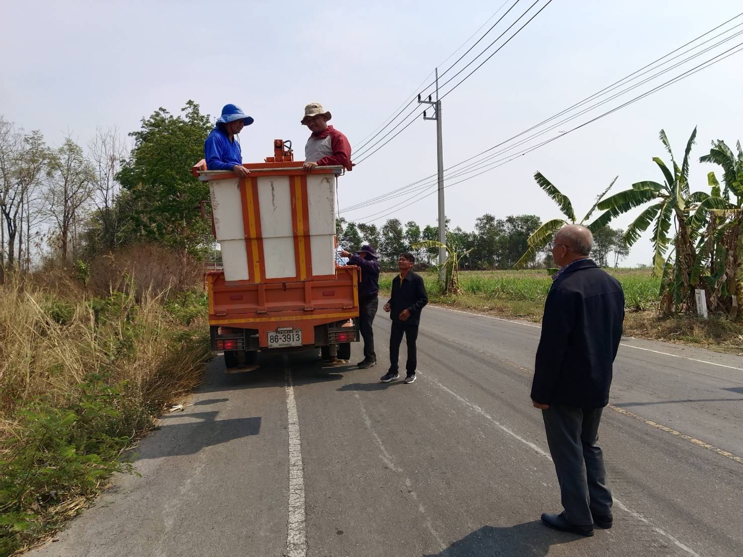 ออกพื้นที่ตรวจสอบไฟฟ้าแสงสว่างในเขตตำบลคำแมด